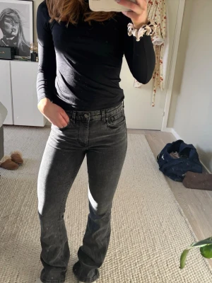 Svarta/ grå bootcut jeans  - Svarta/ grå jeans från Zara. Finns små slitningar vid hälen. Skriv för frågor💛