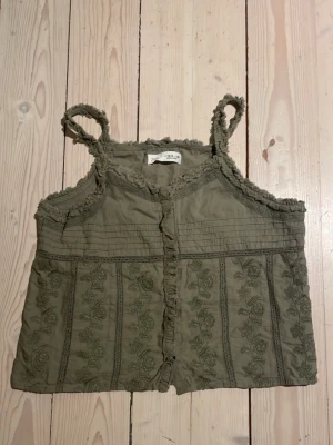 Grön topp från Zara  - Säljer en topp från Zara som ett grön men broderi på!