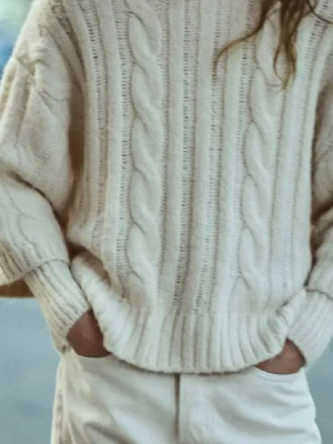 Kabelstickad tröja  - Jättefin