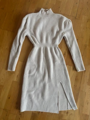 Adoore stickad klänning - Stickad klänning med och hög krage med slits på sidan. Från adoore, bra skick!