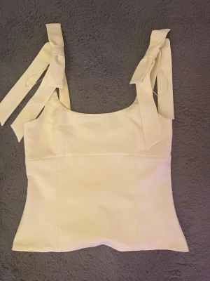 Gul Zara topp - Säljer en jätte fin gul topp från Zara den är i jätte fint skick. Hur fin som helst nu till våren och sommaren. Den är i storlek L. Tveka inte att skriva om ni undrar över något!❣️❣️ pris kan alltid diskuteras!❣️