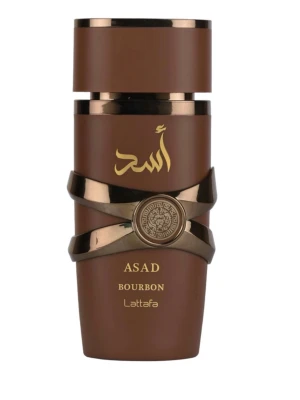 Asad Bourbon parfym från Lattafa - Asad Bourbon från Lattafa är en elegant parfym i en brun flaska med gulddetaljer och orientaliskt mönster. Doften har tydliga inslag av vanilj, kakao, lavendel och kryddiga toner. Flaskan har en unik design med metallband och arabiska bokstäver.