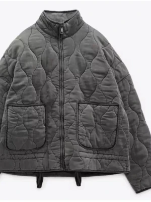 Grå quiltad jacka från Zara - Quiltad grå bomberjacka med dragkedja framtill och två stora fickor. Jackan har hög krage och en loose passform. Materialet känns mjukt och ger en avslappnad vibe. Perfekt vårjacka. Storlek L, men jag som oftast är storlek XS/S i överdelar tycker den passar perfekt då jag är lite längre. Så passar många beroende på vilken passform man vill ha/är. Säljer pågrund av att det ej används längre🥰Hör av dig om du vill ha fler bilder!