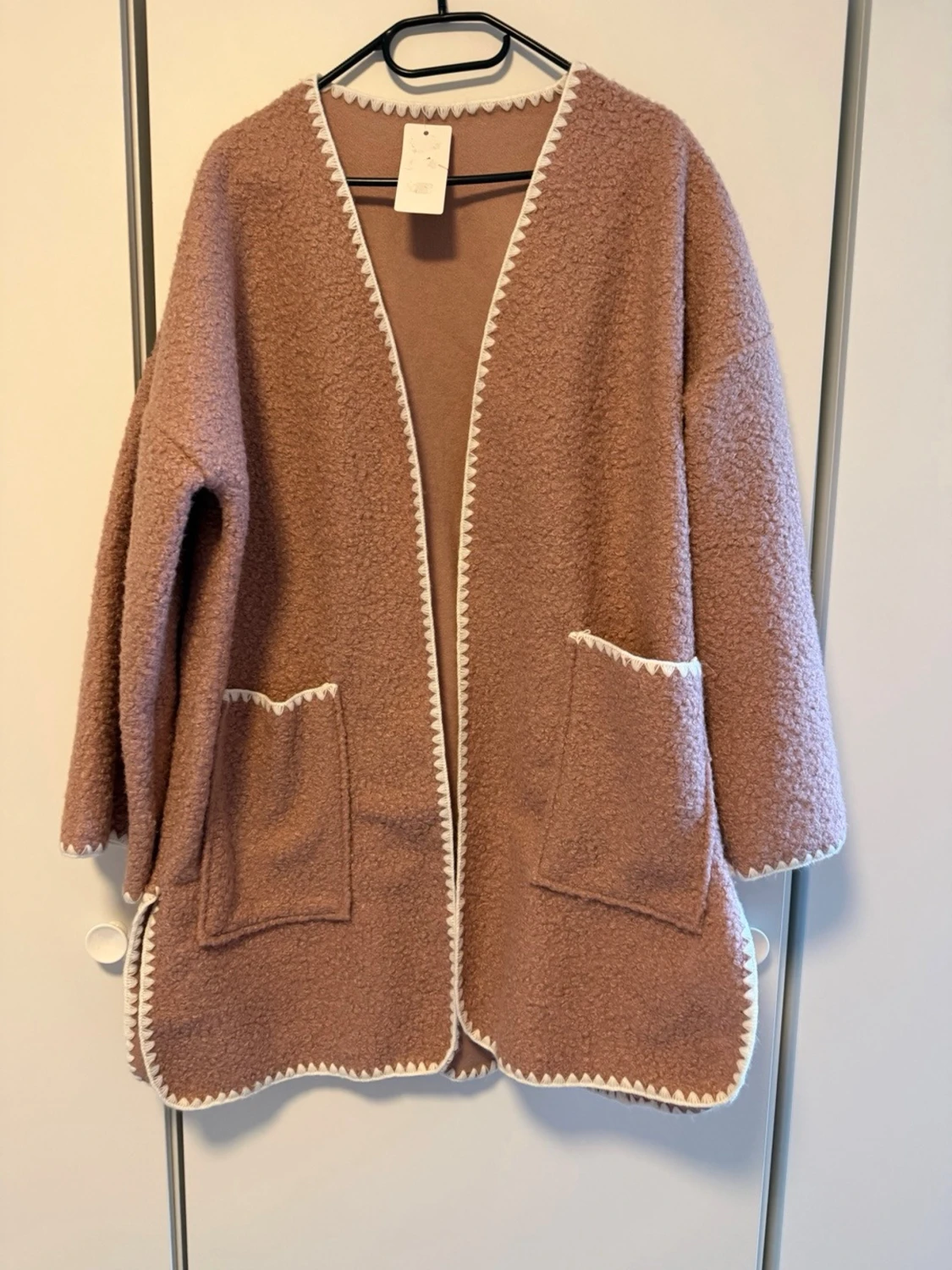 Rosa teddycardigan med vita kanter