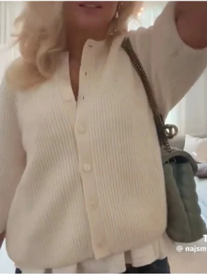 Merinoull kofta - Sälje denna så fina koftan i merinoull från other stories. Den är ribbad och sååå mjuk och skön. Passar perfekt till våren och sommaren.💕💕💕💕😇😇