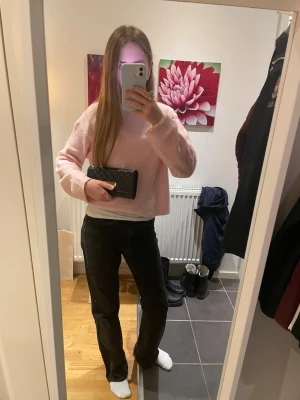 Svarta raka jeans med hög midja - Säljer ett par svarta jeans bootcut men jag tycker de uppfattas lite mer som raka jeans med en medelhög midja/hög midja.