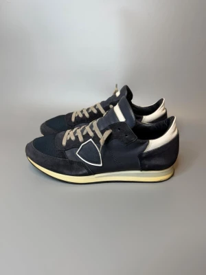 Philippe Model Skor - ‼️VI TAR INGA BYTEN‼️ Philippe Model Sneakers | Skick: 9/10 | Storlek 40 fits 41 | Tillkommer enbart skorna vid köp! | Frakt sker inom 24 timmar efter köp 📦💨 | Hör av dig vid minsta fråga eller fundering 💭
