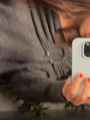 Mörkgrå off shoulder tröja  - skit snygg off shoulder tröja som nästan aldrig är använd!!