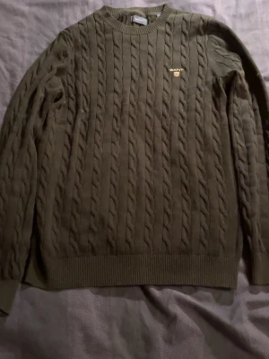 Stickad gant tröja  - Säljer min stickade gant tröja då den är för stor för mig andvänd en gång hur fin som hälst hör av er vid frågor 