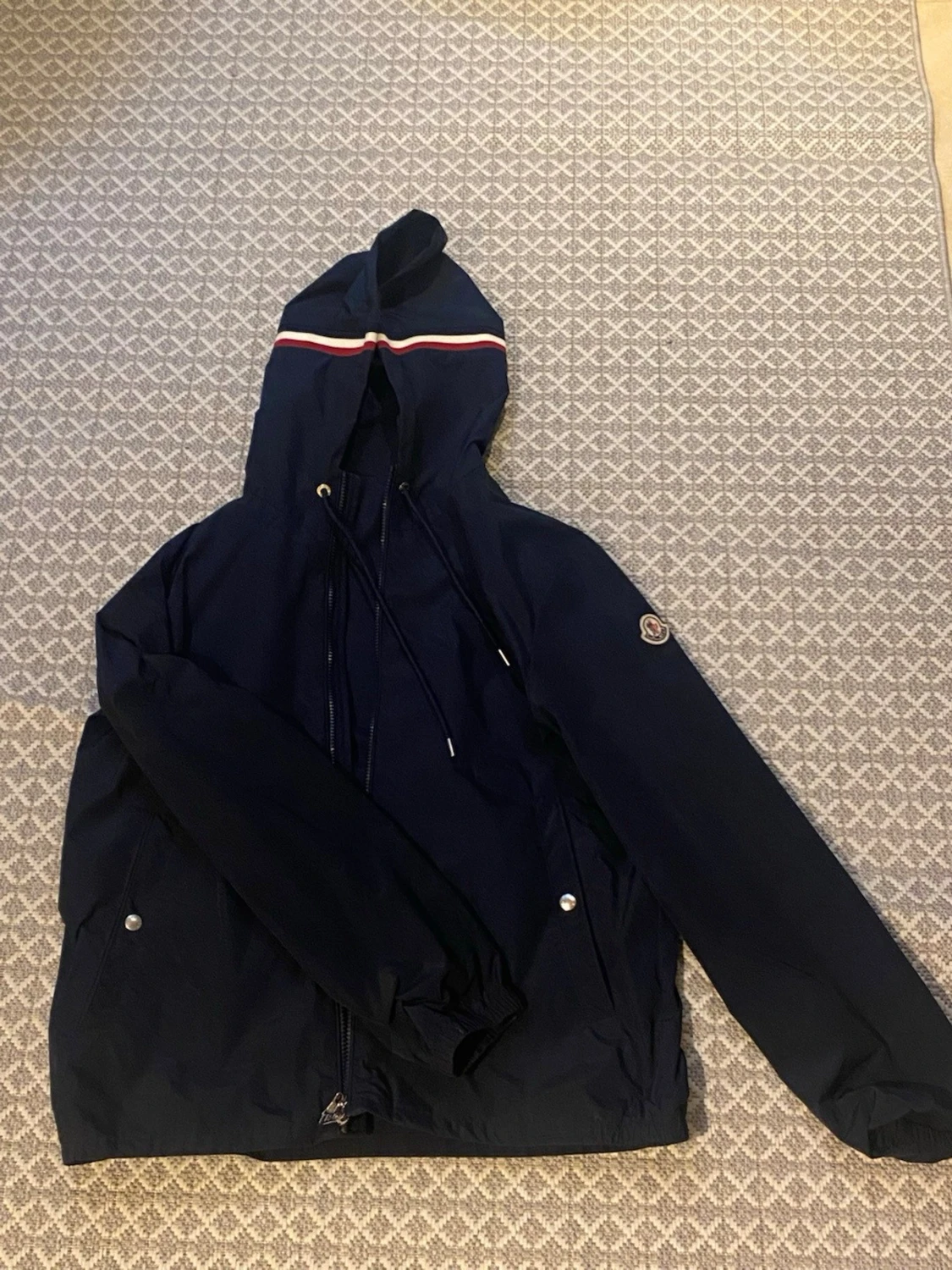 Marinblå Moncler vindjacka med huva