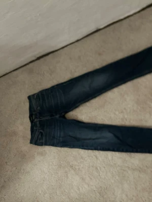 Replay slim fit - Snygga mörkblå slim jeans, dom bär storlek 158 och passar dig som är runt 160-168 jag har använt de några gånger och dom är riktigt sköna och tåliga. Inga hål eller liknande.