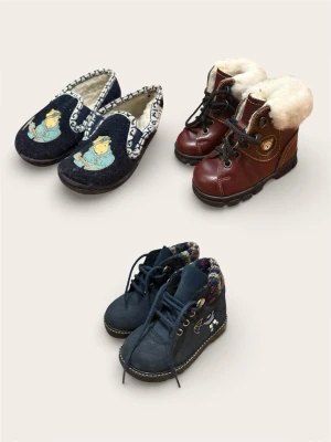 Paket med 3 par småbarnsskor (Strl 20-21) – Kängor & Tofflor - Säljer ett paket med tre par praktiska skor för de minsta. Perfekt som extrauppsättning till förskolan eller hemma.  Paketet innehåller:  JDO (Mod-off): Bruna kängor med varmt vitt foder, storlek 20.  Blå kängor: Mörkblå snörkängor med motiv och mönstrat foder, storlek 20.  Tofflor: Blå mjuka tofflor med Tintin-motiv, storlek 21.  Skick: Mycket fint skick! Kommer från ett rök- och djurfritt hem.  Pris: 175 kr.  Finns i Bromma. Snabb och smidig affär prioriteras. 