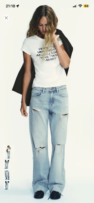 Zara jeans - Raka jeans med hål och slitningar!! Köpta från Zara och är helt slutsålda både i butik och online❣️❣️ prislapp kvar och endast testade