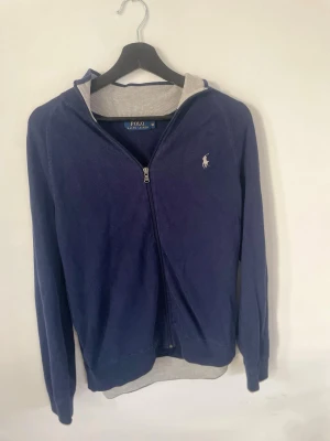 Ralph lauren half zip hoodie  - Säljer en polo Ralph lauren half zip hoodie i storlek M i bra skick                               Nypris:1299kr                                                              Mitt pris: 399kr.                                                               om ni några funderingar är det bara att fråga om dom!