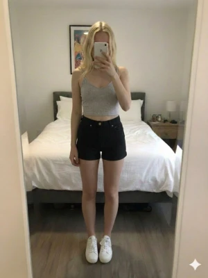 Grå ribbad linnetopp H&M - Säljer en ljusgrå ribbad linnetopp från H&M med smala axelband och croppad passform. Toppen är tillverkad i mjuk bomullsblandning och har en enkel, stilren look som passar perfekt till jeans eller kjol.