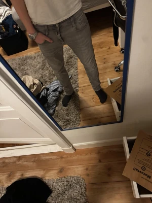 Replay Jeans  - Snygga gråa Replay jeans  | Kanon skick | Modellen på bilden är 182 och väger 70 kg | P064