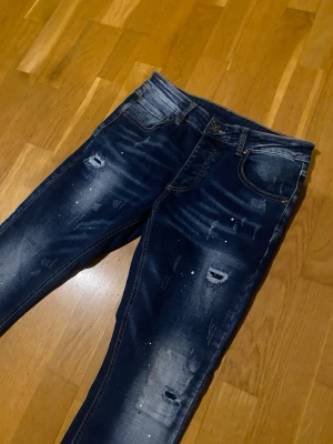 Mörkblå slitna Jeans - Säljer ett par KWD (Kings Will Dream) jeans med slitningar.   Pris: 149kr Skick:8/10 Vid frågor eller intresse är det bara att skicka meddelande.