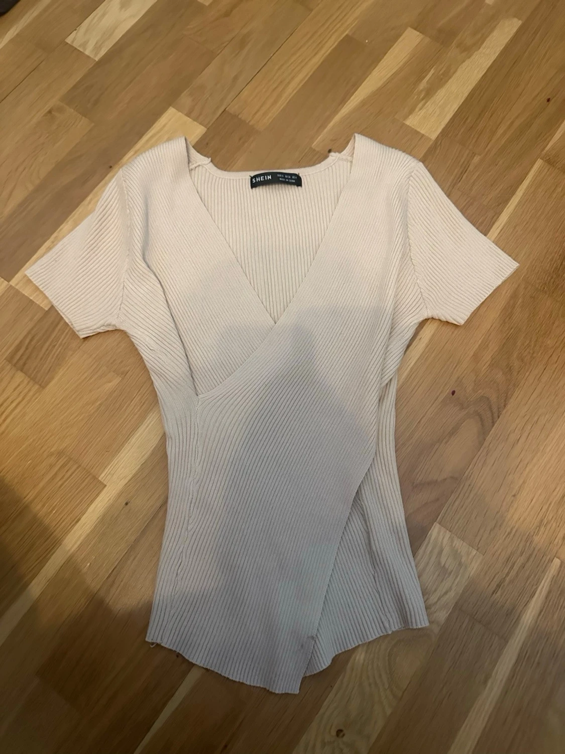 Beige omlottopp från SHEIN