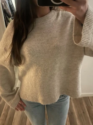 Beige stickad tröja  - En jättefin beige stickad tröja från Gina Tricot❤️