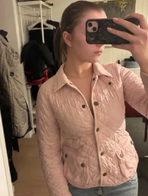 Vintage Ralph Lauren - Jättesöt Vintage Ralph Lauren jacka, passar som vår jacka. Storlek L men skulle säga S/XS. Tar gärna emot prisförslag💕