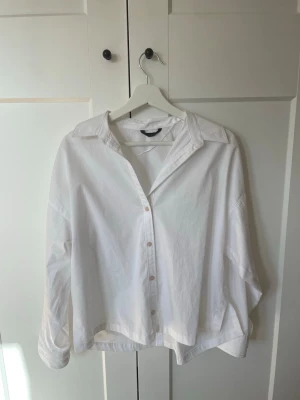 Skjorta - Säljer en jätte fin skjorta ifrån Zara i storlek S💕