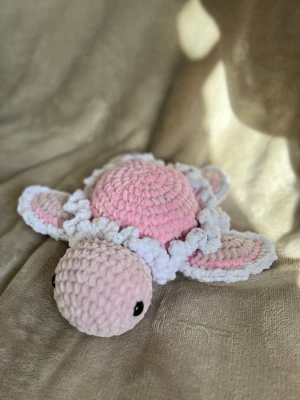 Rosa glitter sköldpadda  - Sköldpaddan är ca 10 cm hög. Den har glittertrådar i skalet som glittrar i visst ljus ✨obs sköldpaddan har Säkerhetsögon som inte rekommenderas för barn under tre år! 