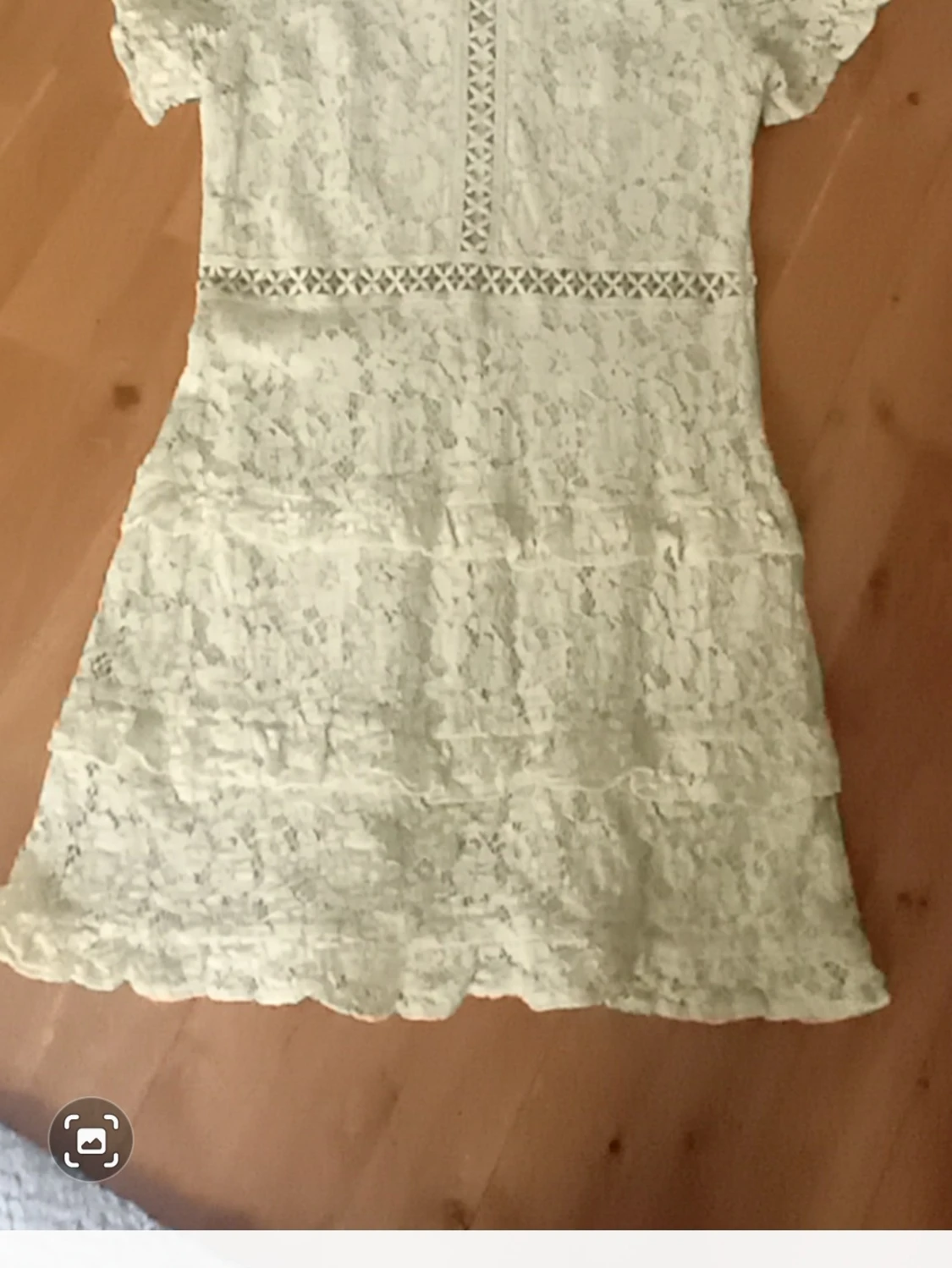 Jättesöt solgul spetsklänning