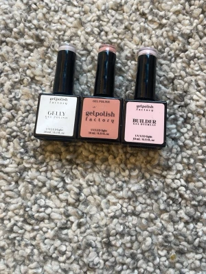 Gelpolish Factory nagellack 3-pack - Säljer tre olika gelnagellack från Gelpolish Factory. Färgerna är vit, ljusrosa och nude/rosa. Alla flaskor innehåller 10 ml och används med UV/LED-lampa. Perfekt för dig som vill fixa snygga gelnaglar hemma.