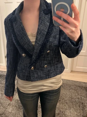 Mörkblå tweedkavaj från Zara - Mörkblå tweedkavaj feminin passform 