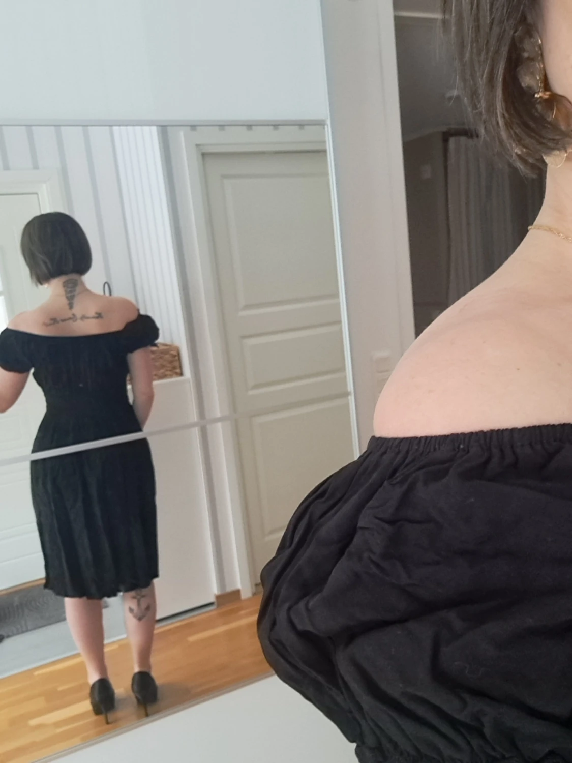 Svart offshoulder klänning med knappar - 4