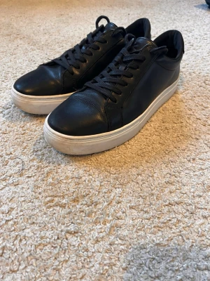 Vagabond läder sneakers  - Vagabond sneakers i läder med klassisk vit sula och svarta skosnören. Minimalistisk design som passar till det mesta och ger en clean look. Skorna har lågt skaft och rundad tå för en tidlös vibe.