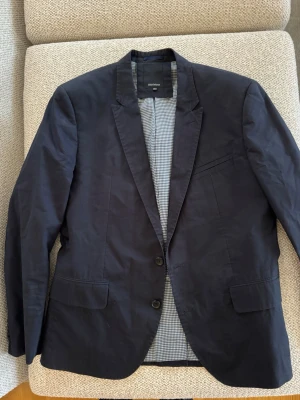 Mörkblå kavaj från Matinique - Mörkblå kavaj från Matinique i storlek 52. Mycket bra skick. Nypris va 2500 kr.