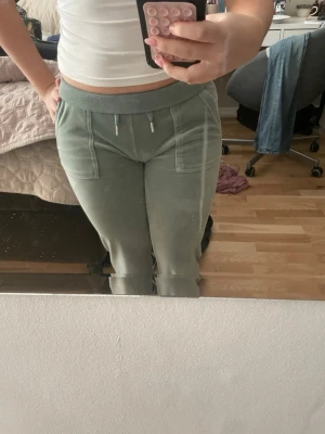 Gröna juicy couture  - Snygga ljusgröna juicy byxor. Byxorna är i ett mjukt, bekvämt material som passar perfekt för en avslappnad stil. Säljer pågrund av att de inte har kommit till användning. Kontakta för mer information 💞