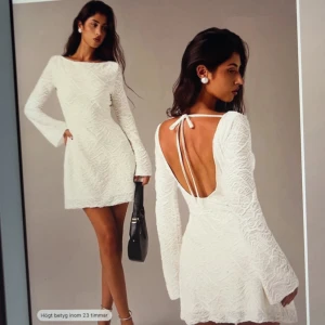 Studentklänning, Vit spetsklänning med öppen rygg - Superfin vit kortklänning med lång ärm och öppen rygg som knyts med band i nacken. Perfekt till studenten, köpt på plick