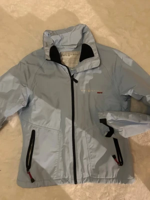 Sail racing jacka - Skit fet sail racing jacka, hör av dig vid frågor eller funderingar😊Storleken är M men skulle säga att den passar S