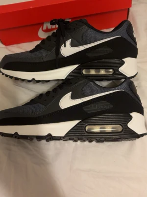 Nike Air Max 90 svart vita - Nike Air Max 90 sneakers i svart, dom är sprillans nya köpte dom för 10 dagar sen. Pris kan diskuteras  