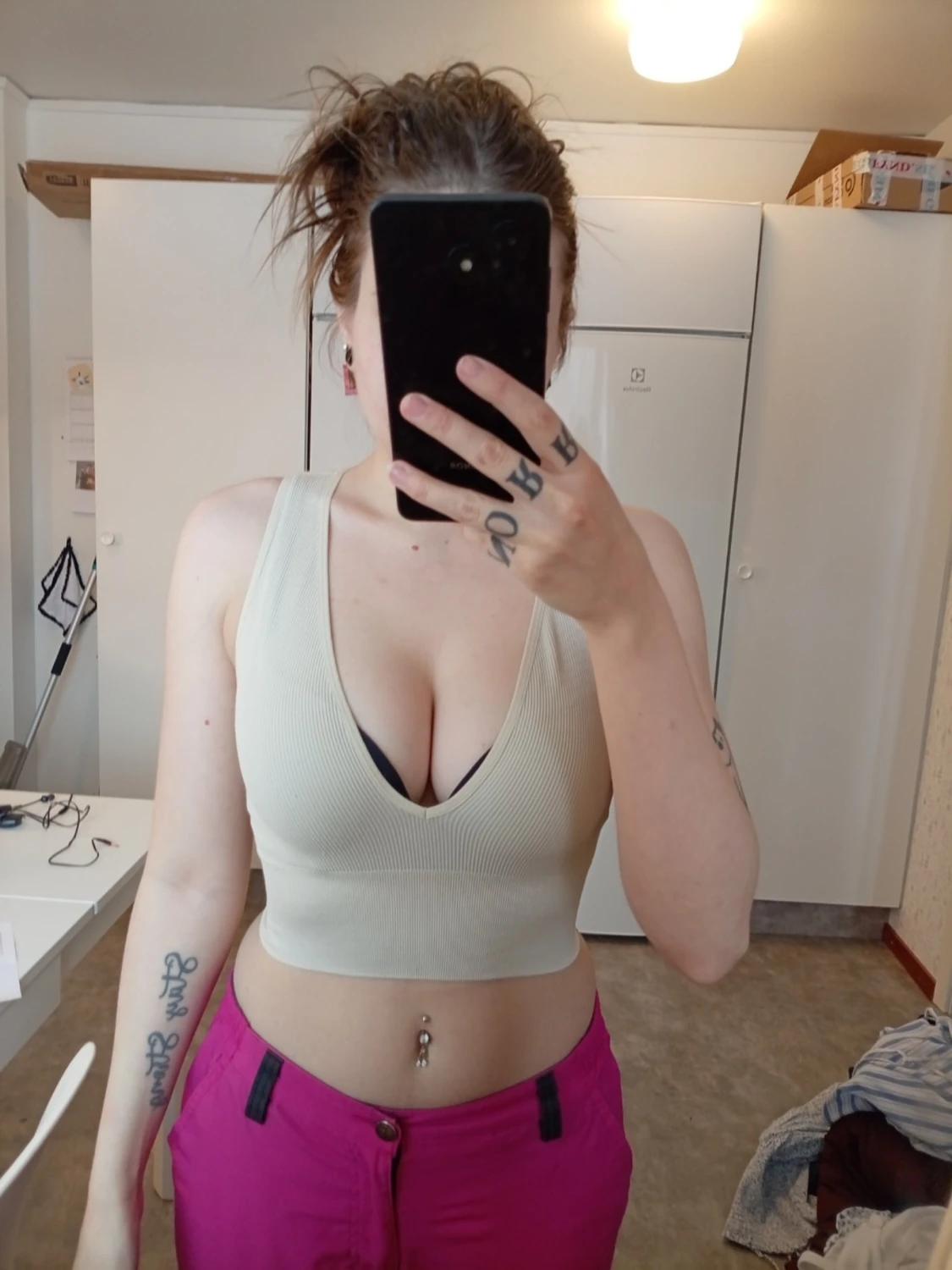 Beige ribbad crop top med djup urringning