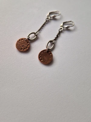 Örhänge från Ikita 5 cm långa - Örhänge från franska IKITA Paris. Från början av 2000-talet.  Krok med kedjan och en platta längst ner. 5 cm långa. 