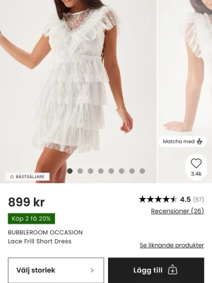 Vit spetsklänning från Bubbleroom - Kort vit klänning från Bubbleroom med flera lager volanger och spetsdetaljer. Klänningen har v-ringning, korta ärmar och knappar i ryggen. Perfekt för sommarens alla tillfällen och studentfirande. Använts en gång på studenten men är i gott skick och inga synliga defekter eller missfärgningar. Den är även insydd lite så skulle säga att den passar som en 34 i midjan också. 