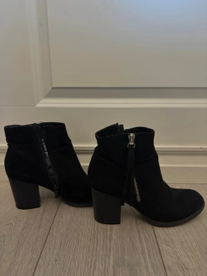 Svarta stövletter med klack och dragkedja - Snygga svarta stövletter 