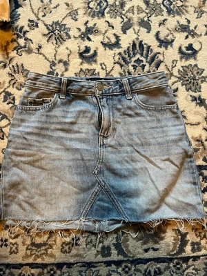 Jeanskjol - säljer en jättefin jeanskjol ifrån hollister då den tyvärr är för liten❣️w:24