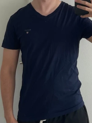 T-shirt  - Gant mörkblå T-shirt. Storlek S.