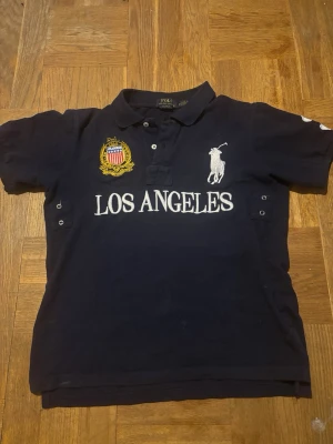 Los angeles Polo  - Säljer eftersom den inte passar mig längre. Det finns inga defekter eller märken på tröjan så den är perfekt. 