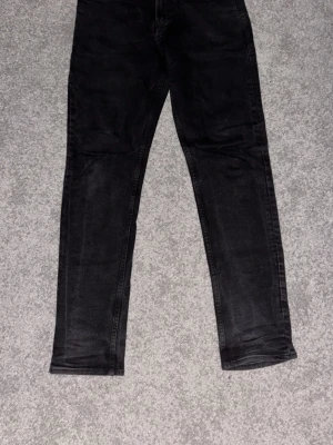 Svarta jeans, slim fit - Svarta jeans, slim fit, mycket bra skick och ganska smala i passformen, storlek 29/32