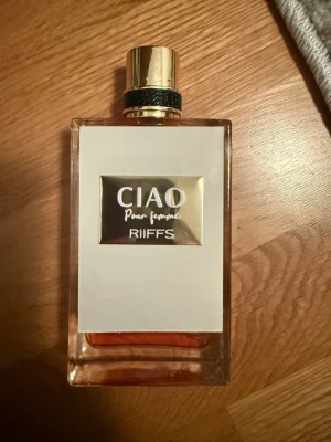 CIAO Pour Femme  - 100 ml, säljer då jag inte tyckte om den. Ganska blommig doft men samtidigt spicy. 
