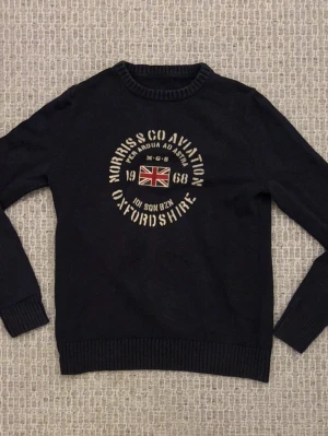 Stickad mörkblå tröja Morris - Tja! Säljer denna riktigt snygga tröja ifrån Morris | Storlek S | Jag på bilden är 182! | Hör av er vid minsta lilla fundering 🙌