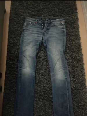 Replay waitom - Läskigt snygga jeans från replay i extremt bra skick med eftertraktade slitningar som är en del av designen, har fler feta jeans och andra plagg på min profil och kan ge stor rabatt vid paketköp! Bara att höra av sig vid funderingar, w30 l34