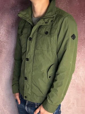 J.lindeberg field jacket bailey - Mycket fint skick | Size S (modellen är 188 cm 75 kg) | fraktar spårbart inom 24 timmar | för att köpa klicka ”köp nu” | vid frågor eller funderingar skriv ett meddelande | följare får bättre rabatter🙌