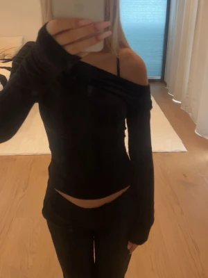 Svart offshoulder topp - Snygg svart offshoulder topp ifrån Nelly.