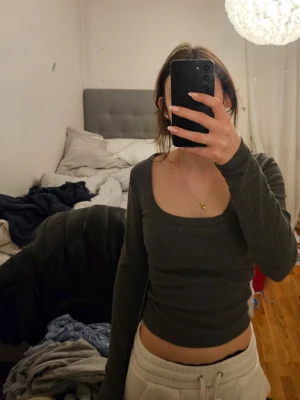 Mörkgrå ribbad topp från Nelly - Säljer en mörkgrå långärmad topp från Nelly i st S jätte fin men kommer tyvär inte till användning längre. Lite nopprig nästan ( kan sicka tydligare bilder vid intresse)💗